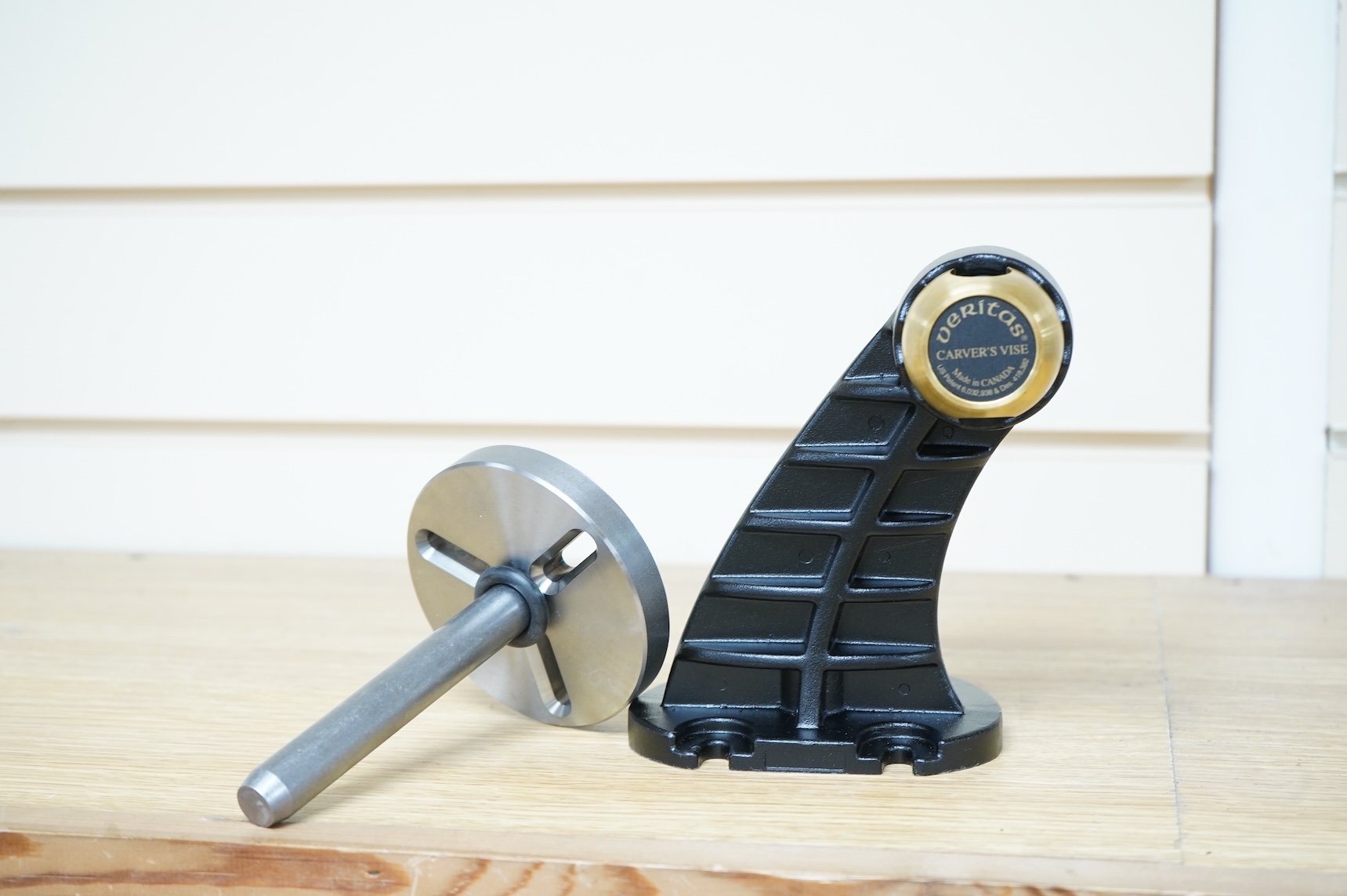 A boxed Veritas Tools wood carver’s vise (vice), (05G20.01) with paperwork